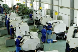 Các công nhân thuộc Nhà máy Z 121, Tổng cục Công nghiệp Quốc phòng. (Ảnh: TTXVN)