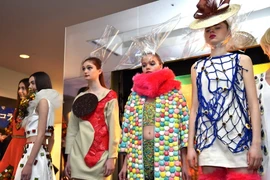 [Photo] Các mẫu thời trang độc đáo làm từ kẹo vào chocolate