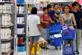Người dân Philippines mua sắm tại siêu thị. (Nguồn: mmbiztoday.com)