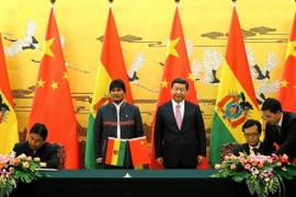 Chủ tịch Trung Quốc Tập Cận Bình và Tổng thống Bolivia Evo Morales tham dự lễ ký các văn kiện hợp tác song phương ở Bắc Kinh. (Ảnh: AFP/TTXVN)