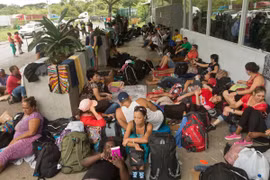 Người di cư Cuba nằm đợi bên ngoài văn phòng nhập cảnh tại biên giới Nicaragua-Costa Rica. (Ảnh: AP)