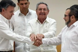 Tổng thống Colombia Juan Manuel Santos (trái), Thủ lĩnh FARC Timoleon Jimenez (phải) và Chủ tịch Cuba Raul Castro (giữa) tại vòng đàm phán thứ 40 ngày 23/9. (Ảnh: AFP/TTXVN)