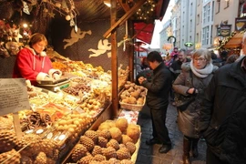 Nhiều món đồ lưu niệm truyền thống và đặc trưng của lễ Giáng sinh được bày bán tại chợ Giáng sinh Dresden có lịch sử lâu đời. (Ảnh: Quang Hải/TTXVN)