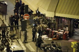 Cảnh sát điều tra tại hiện trường một vụ tấn công khủng bố ở nhà hàng trung tâm Paris ngày 13/11. (Ảnh: AFP/TTXVN)