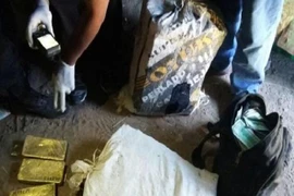 Cảnh sát đã thu hồi được 30 kg vàng cùng khoảng 300.000 USD. (Nguồn: Bộ Công cộng Peru)