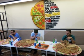 Một nhà hàng ở thủ đô Baghdad, Iraq đã tổ chức cuộc thi ăn bánh pizza. (Ảnh: THX/TTXVN)