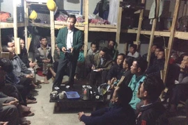 Đại diện Đại sứ quán Việt Nam tại Algeria làm việc với các lao động bị nhà thầu Trung Quốc hành hung. (Ảnh: TTXVN)