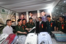 Tham quan một gian hàng tại hội chợ. (Ảnh: TTXVN)