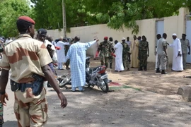 Binh sỹ Chad gác tại hiện trường vụ đánh bom do Boko Haram tiến hành tại thủ đô N'Djamena. (Ảnh: AFP/TTXVN)