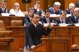 Thủ tướng Victor Ponta phát biểu sau cuộc bỏ phiếu tại Quốc hội. (Ảnh: AFP/TTXVN)