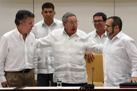 Tổng thống Colombia Juan Manuel Santos (trái), Thủ lĩnh FARC Timoleon Jimenez (phải) và Chủ tịch Cuba Raul Castro (giữa) tại vòng đàm phán thứ 40 ngày 23/9. (Ảnh: AFP/TTXVN)