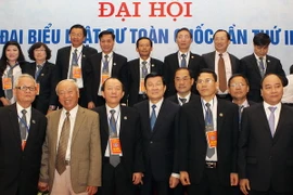 Chủ tịch nước Trương Tấn Sang, Phó Thủ tướng Nguyễn Xuân Phúc với các đại biểu dự Đại hội đại biểu Luật sư toàn quốc lần thứ hai ngày 18/4. (Ảnh: TTXVN)