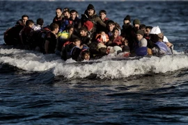 Người di cư tới đảo Lesbos của Hy Lạp sau khi vượt biển Aegean từ Thổ Nhĩ Kỳ ngày 2/11. (Ảnh: AFP/TTXVN)