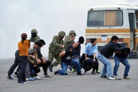 Lực lượng đặc công khống chế bọn khủng bố. (Ảnh: Trọng Đức/TTXVN)