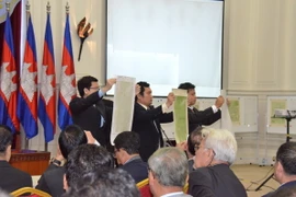 So sánh bản đồ Pháp cho mượn và bản đồ Campuchia dùng để phân giới cắm mốc với Việt Nam. (Ảnh: Trần Chí Hùng/TTXVN)