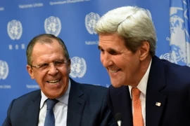 Ngoại trưởng Nga Sergei Lavrov và người đồng cấp Mỹ John Kerry. (Ảnh: AFP/TTXVN)
