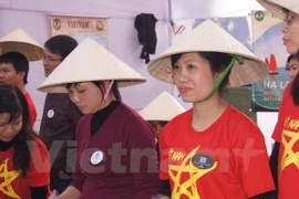 Cán bộ và phu nhân cán bộ Đại sứ quán Việt Nam giới thiệu sản phẩm tại hội chợ Bazaar. (Ảnh: Minh Lý/Vietnam+)