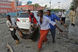 Chuyển thi thể nạn nhân vụ tấn công khách sạn Sahafi ở Mogadishu . (Ảnh: AFP/TTXVN)