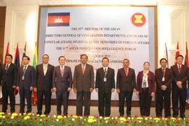 Phó Thủ tướng, Bộ trưởng Nội vụ Campuchia Sar Kheng chụp ảnh chung với các Trưởng đoàn và đại diện Ban Thư ký ASEAN. (Ảnh: Xuân Khu/TTXVN)