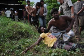 Người di cư tại khu vực lều tạm ở tỉnh Aceh, Indonesia ngày 15/5, sau khi được cứu sống khỏi bọn buôn người. (Ảnh: AFP/TTXVN)