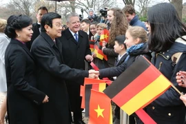 Các cháu thiếu nhi Đức và Việt Nam chào đón Chủ tịch nước Trương Tấn Sang và Tổng thống Đức Joachim Gauck. (Ảnh: Nguyễn Khang/TTXVN) 