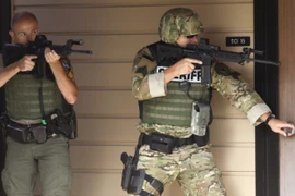 Cảnh sát kiểm tra khuôn viên trường học sau vụ xả súng kinh hoàng.(Ảnh: AP)