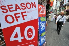 Quảng cáo hạ giá tại một cửa hàng ở trung tâm thủ đô Seoul. (Ảnh: AFP/TTXVN)