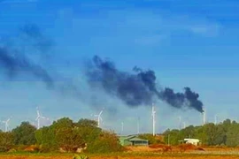 Cháy tuabin trên trụ điện gió tại Nhà máy Phong điện Bình Thạnh. (Ảnh: Nguyễn Thanh/TTXVN)