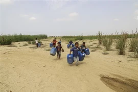Trẻ em đi lấy nước tại vòi nước công cộng ở tỉnh Hajjah, Yemen, ngày 22/3/2020. (Ảnh: THX/TTXVN)