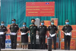 Trao vật tư y tế phòng chống dịch COVID-19 cho lực lượng Bộ Chỉ huy Quân sự 2 tỉnh Champasack và Attapeu (nước Cộng hòa Dân chủ Nhân dân Lào). (Ảnh: Cao Nguyên/TTXVN)