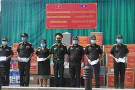 Trao vật tư y tế phòng chống dịch COVID-19 cho lực lượng Bộ Chỉ huy Quân sự 2 tỉnh Champasack và Attapeu (nước Cộng hòa Dân chủ Nhân dân Lào). (Ảnh: Cao Nguyên/TTXVN)