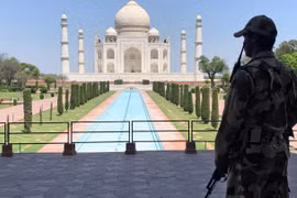 Một nhân viên an ninh canh gác bên ngoài đền Taj Mahal. (Nguồn: Reuters)