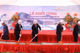 Các đại biểu thực hiện nghi thức lễ khởi công dự án. (Ảnh: Quốc Khánh/TTXVN)
