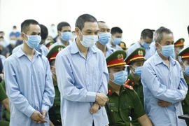 Các bị cáo nghe tòa tuyên án. (Ảnh: Doãn Tấn/TTXVN)