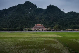 Quang cảnh Chùa Tiên tọa lạc tại xã Phú Nghĩa, huyện Lạc Thủy, tỉnh Hòa Bình. 