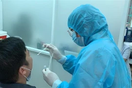 Lấy mẫu xét nghiệm cho người dân. (Ảnh: Đinh Hằng/TTXVN)