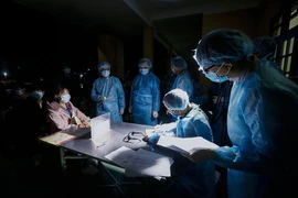 Công tác kiểm tra sức khỏe, rà soát tên tuổi và điểm đến tại vùng dịch Hàn Quốc của mỗi công dân được các cán bộ, y bác sĩ thực hiện chặt chẽ, đúng quy định trước khi đưa công dân vào các điểm cách ly khác nhau theo từng mức độ. (Ảnh: Trọng Đạt/TTXVN)