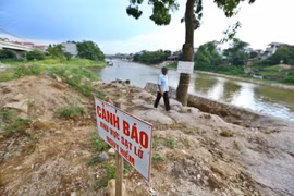 Biển cảnh báo nguy hiểm được đặt trước khu vực sạt lở tại xã Hòa Chính. (Ảnh: Minh Quyết/TTXVN)
