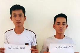 Đối tượng Sang và Chiến tại cơ quan công an. (Ảnh: Hoài Nam/TTXVN)