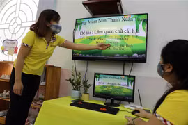 Các bài giảng giúp học sinh mầm non được học những kiến thức phù hợp lứa tuổi, tạo điều kiện cho phụ huynh ở nhà tự rèn, tự dạy học cho các con trong thời gian nghỉ dài. (Ảnh: Thanh Tùng/TTXVN)