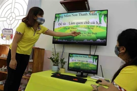 Các bài giảng giúp học sinh mầm non được học những kiến thức phù hợp lứa tuổi, tạo điều kiện cho phụ huynh ở nhà tự rèn, tự dạy học cho các con trong thời gian nghỉ dài. (Ảnh: Thanh Tùng/TTXVN)