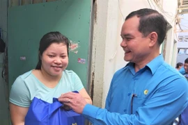 Chủ tịch Tổng Liên đoàn Lao động Việt Nam Nguyễn Đình Khang tặng quà cho công nhân ở tại một khu nhà trọ. (Nguồn: Congdoan.vn)