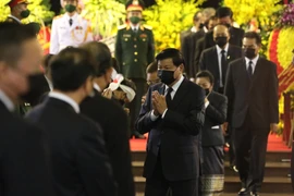 Thủ tướng CHDCND Lào Thongloun Sisoulith chia buồn cùng gia đình nguyên Tổng Bí thư Lê Khả Phiêu. (Ảnh: TTXVN)