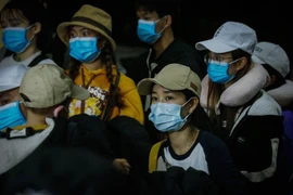 Đa phần công dân bị cách ly tại Trường Quân sự tỉnh Hòa Bình khi trở về Việt Nam từ vùng dịch Hàn Quốc là du học sinh, khách du lịch và công dân đi lao động tại Hàn Quốc. (Ảnh: Trọng Đạt/TTXVN)