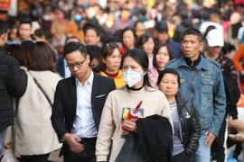 Đeo khẩu trang phòng chống dịch vừa để tự bảo vệ bản thân, vừa nêu cao trách nhiệm với cộng đồng. (Ảnh: Thành Đạt/TTXVN)