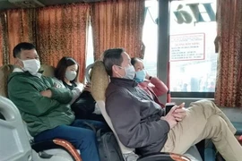 Tại Bến xe Giáp Bát, phần lớn hành khách đã đeo khẩu trang khi lên xe. (Ảnh: Tuyết Mai/TTXVN)