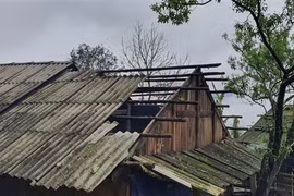 Nhà dân ở thôn Sử Pán, xã Bản Hồ, thị xã Sa Pa bị tốc mái do giông lốc. (Ảnh: Hương Thu/TTXVN)