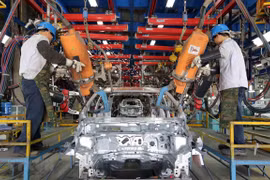 Sản xuất ôtô tại nhà máy của Công ty Ford Việt Nam (liên doanh giữa Tập đoàn ôtô Ford của Hoa Kỳ và Công ty Diesel Sông Công). (Ảnh: Trần Việt/TTXVN)