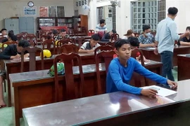 Nhóm thanh niên đua xe tại cơ quan công an. (Ảnh: TTXVN)