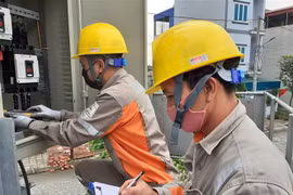 Công nhân Công ty Điện lực Thái Bình vận hành trạm biến áp 110kV cấp điện cho các phụ tải trên địa bàn. (Ảnh: TTXVN)